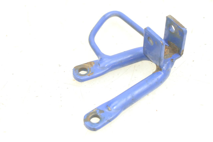 photo de SUPORTE DO DESCANSO DE PÉ TRASEIRO ESQUERDO GILERA RK 50 (1996 - 1999) - Detalhe da peça