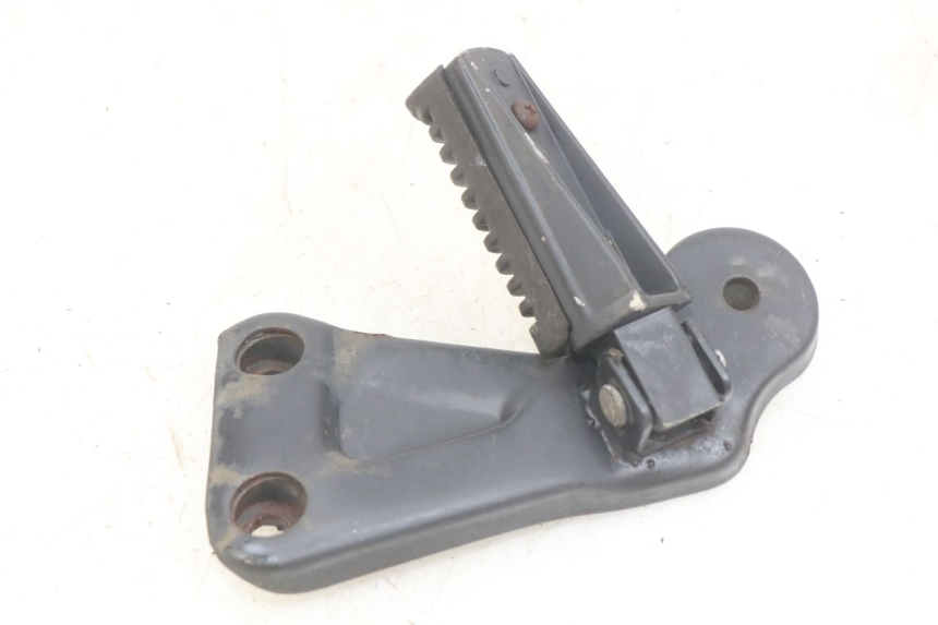 photo de SUPORTE DO DESCANSO DE PÉ TRASEIRO ESQUERDO YAMASAKI ROADSTER 50 (2013 - 2018) - Detalhe da peça