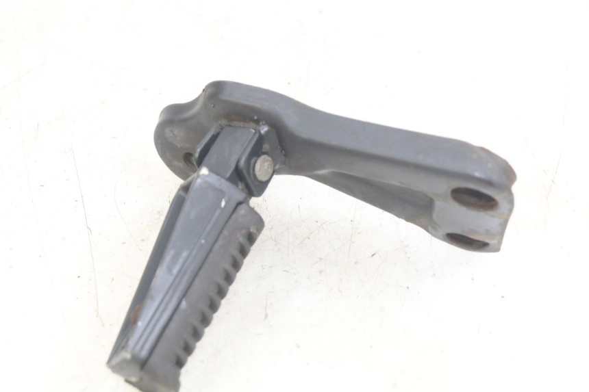 photo de SUPORTE DO DESCANSO DE PÉ TRASEIRO ESQUERDO YAMASAKI ROADSTER 50 (2013 - 2018) - Outro ângulo de visão