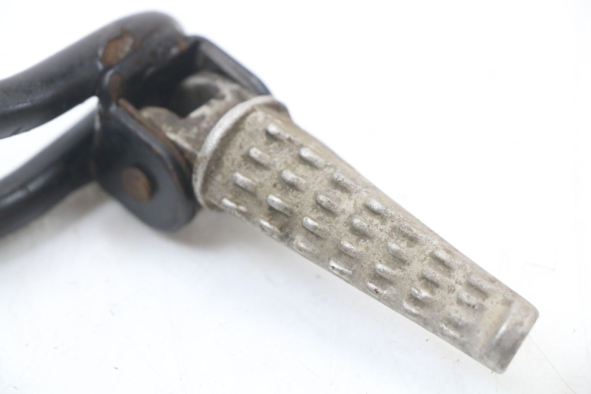 photo de SUPORTE DO DESCANSO DE PÉ TRASEIRO ESQUERDO APRILIA RS 50 (2006 - 2010) - Detalhe da peça
