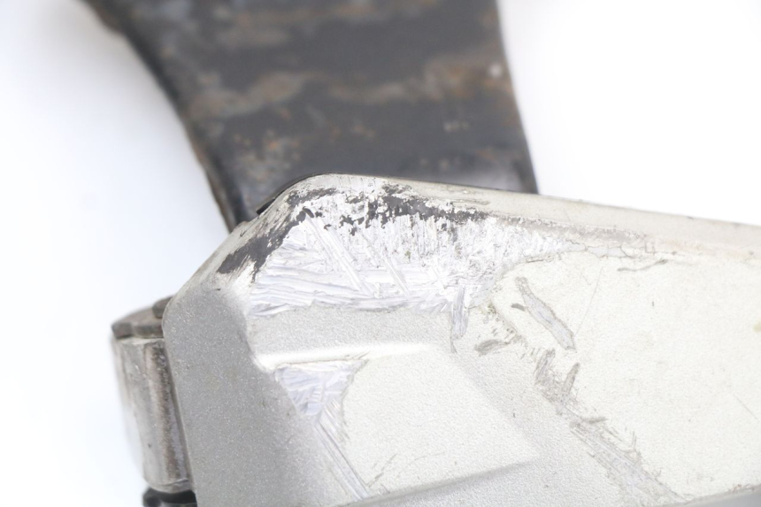 photo de SUPORTE DO DESCANSO DE PÉ TRASEIRO ESQUERDO HONDA SH ABS 125 (2012 - 2017) - Estado da superfície