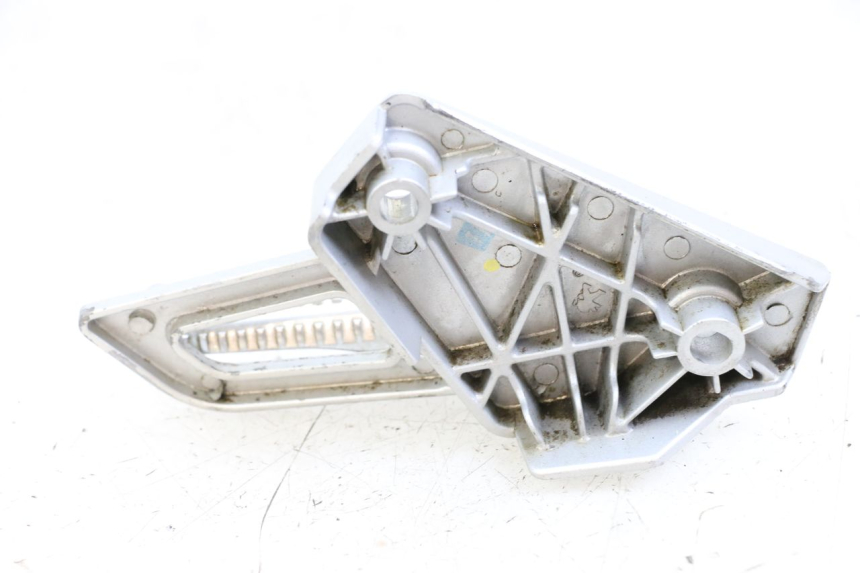 photo de SUPORTE DO DESCANSO DE PÉ TRASEIRO ESQUERDO PEUGEOT SPEEDFIGHT 4 2T 50 (2015 - 2019) - Outro ângulo de visão