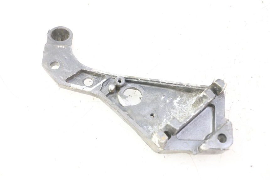 photo de SUPORTE DO DESCANSO DE PÉ TRASEIRO ESQUERDO TRIUMPH SPRINT 900 (1995 - 1998) - Detalhe da peça