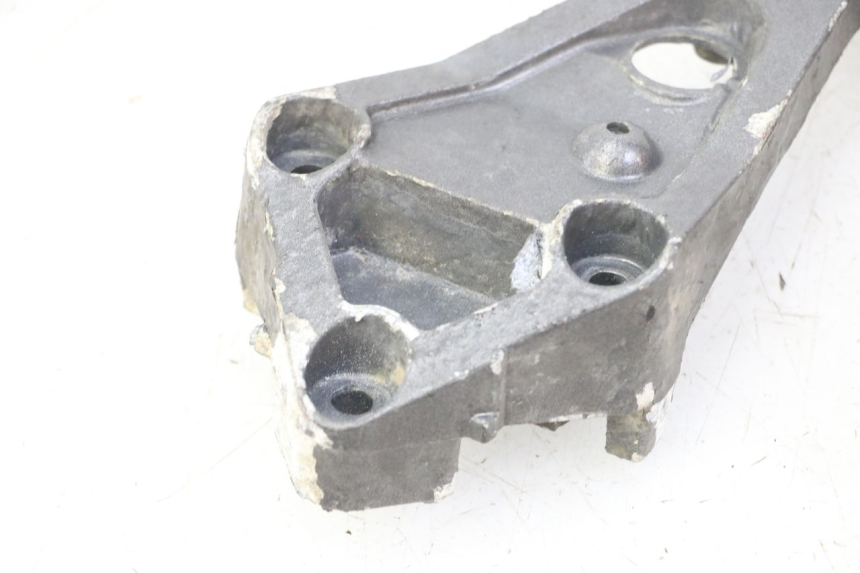 photo de SUPORTE DO DESCANSO DE PÉ TRASEIRO ESQUERDO TRIUMPH SPRINT 900 (1995 - 1998) - Ampliação técnica