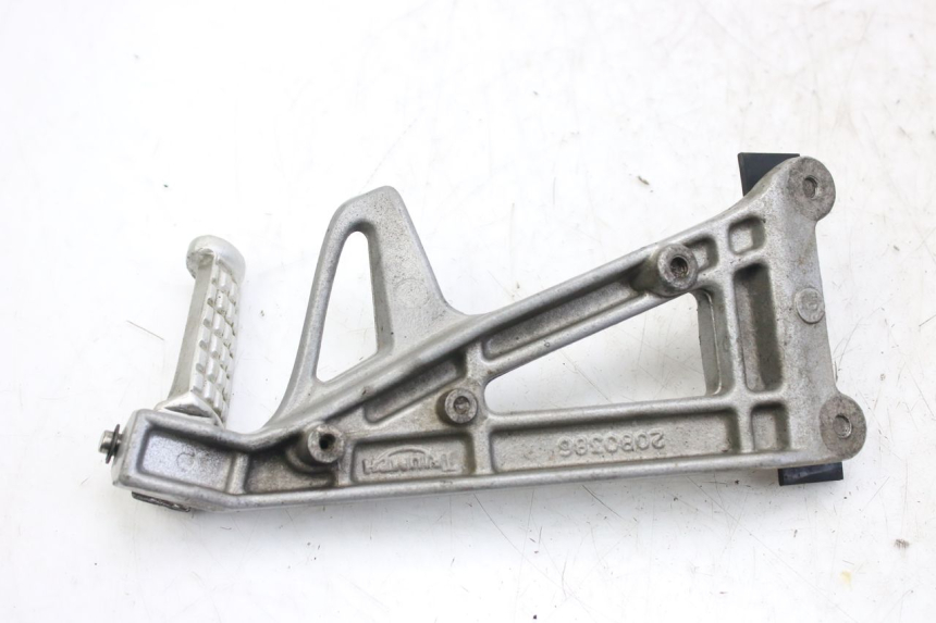photo de SUPORTE DO DESCANSO DE PÉ TRASEIRO ESQUERDO TRIUMPH SPRINT ST 955 (1999 - 2001) - Detalhe da peça