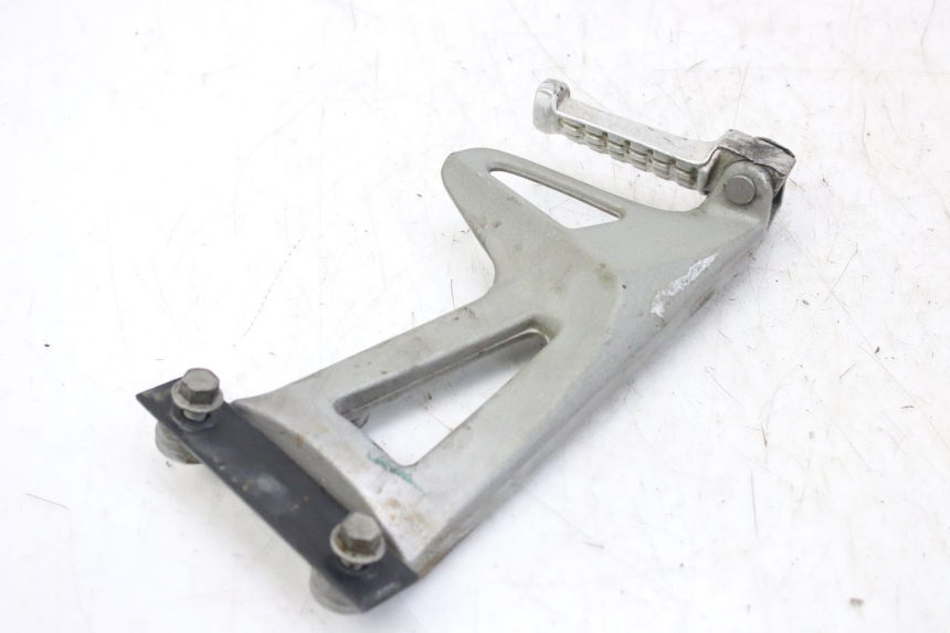 photo de SUPORTE DO DESCANSO DE PÉ TRASEIRO ESQUERDO TRIUMPH SPRINT ST 955 (1999 - 2001) - Outro ângulo de visão