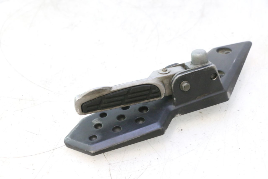 photo de PLACA DO DESCANSO DO PÉ TRASEIRO ESQUERDO KYMCO SUPER 8 2T 50 (2007 - 2013) - Zoom do estado de desgaste