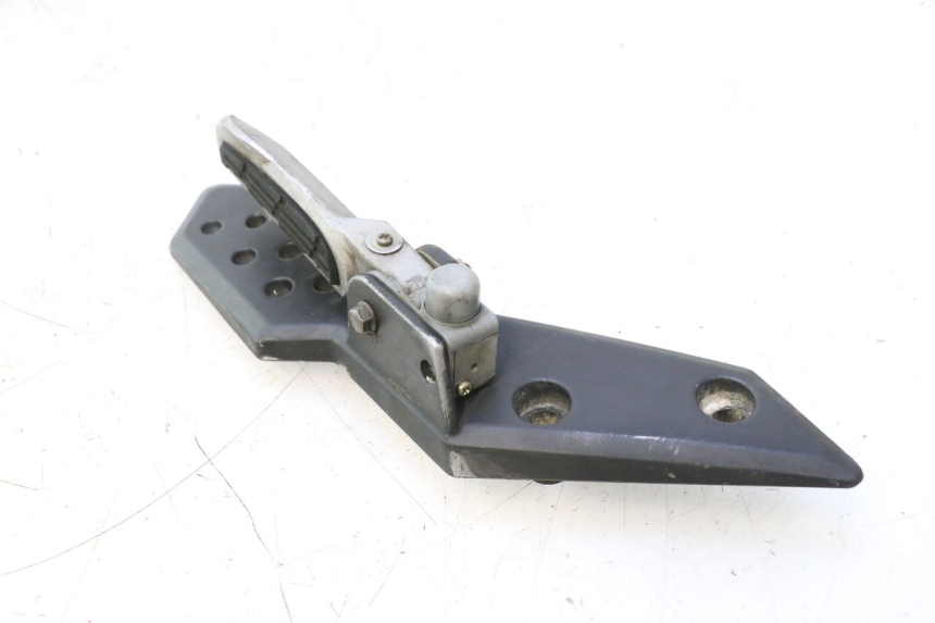 photo de PLACA DO DESCANSO DO PÉ TRASEIRO ESQUERDO KYMCO SUPER 8 2T 50 (2007 - 2013) - Outro ângulo de visão
