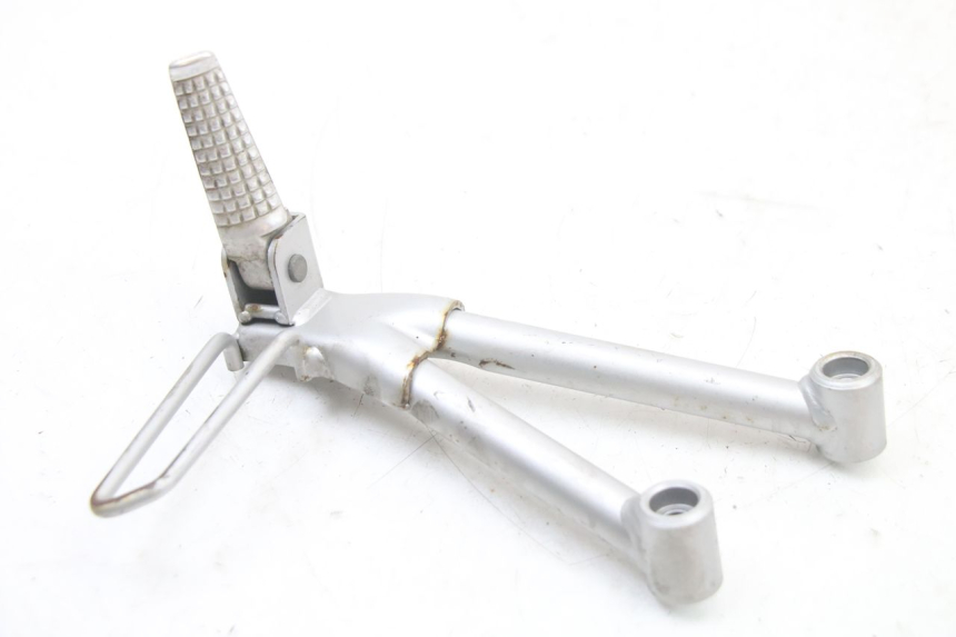 photo de SUPORTE DO DESCANSO DE PÉ TRASEIRO ESQUERDO SUZUKI GSF S BANDIT 600 (2000 - 2004) - Detalhe da peça