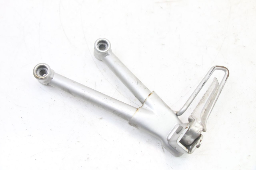 photo de SUPORTE DO DESCANSO DE PÉ TRASEIRO ESQUERDO SUZUKI GSF S BANDIT 600 (2000 - 2004) - Vista geral
