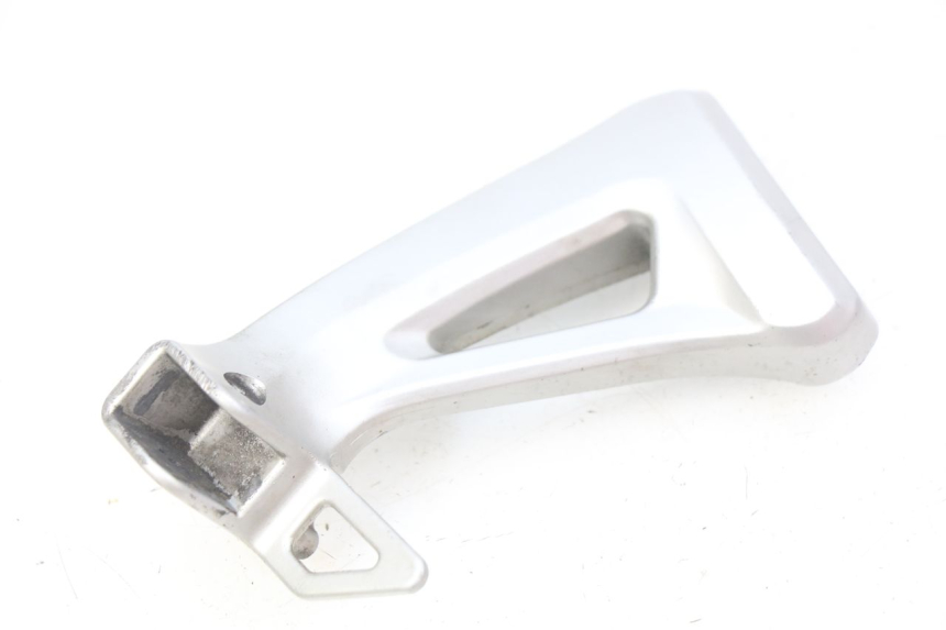 photo de SUPORTE DO DESCANSO DE PÉ TRASEIRO ESQUERDO SUZUKI SV N 650 (1999 - 2002) - Outro ângulo de visão