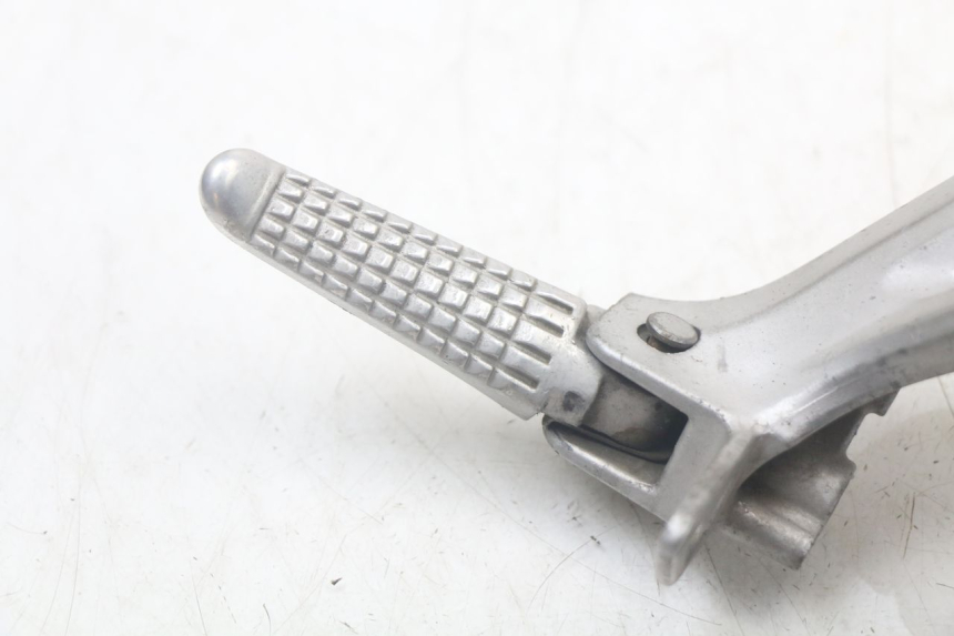 photo de SUPORTE DO DESCANSO DE PÉ TRASEIRO ESQUERDO SUZUKI SV N 650 (1999 - 2002) - Detalhe da peça