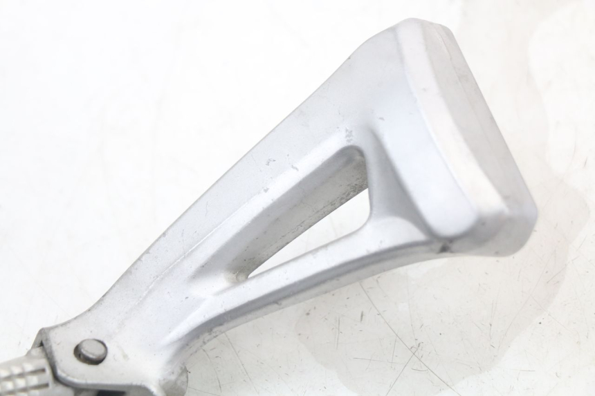 photo de SUPORTE DO DESCANSO DE PÉ TRASEIRO ESQUERDO SUZUKI SV N 650 (1999 - 2002) - Zoom do estado de desgaste
