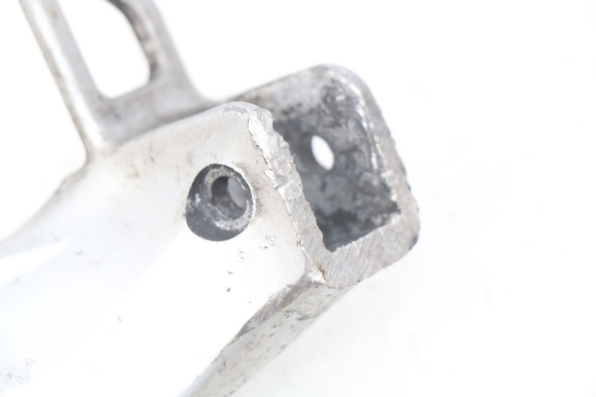 photo de SUPORTE DO DESCANSO DE PÉ TRASEIRO ESQUERDO SUZUKI SV S 650 (1999 - 2002) - Detalhe da peça