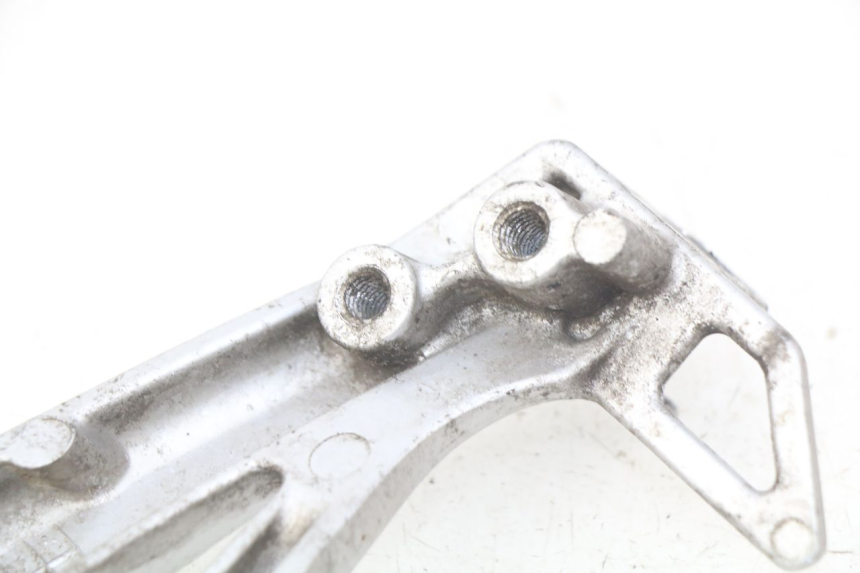 photo de SUPORTE DO DESCANSO DE PÉ TRASEIRO ESQUERDO SUZUKI SV S 650 (1999 - 2002) - Ampliação técnica