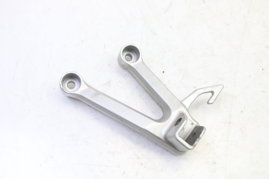 photo de SUPORTE DO DESCANSO DE PÉ TRASEIRO ESQUERDO SUZUKI SV S 650 (2003 - 2009) - Vista principal