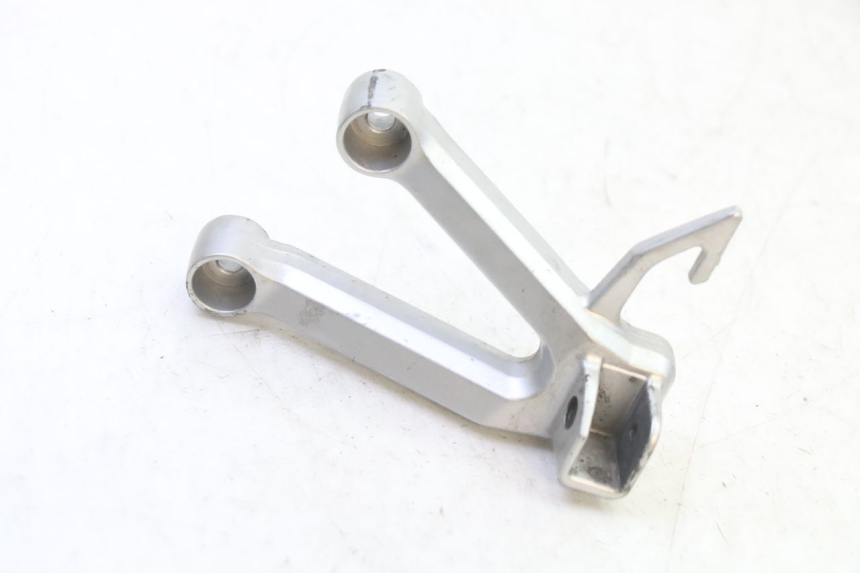 photo de SUPORTE DO DESCANSO DE PÉ TRASEIRO ESQUERDO SUZUKI SV S 650 (2003 - 2009) - Detalhe da peça