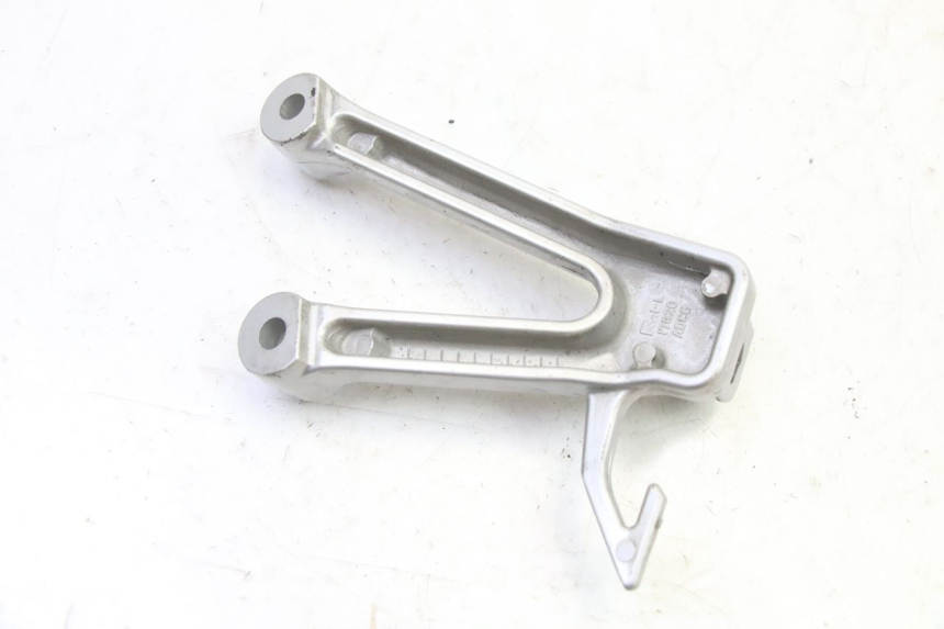 photo de SUPORTE DO DESCANSO DE PÉ TRASEIRO ESQUERDO SUZUKI SV S 650 (2003 - 2009) - Outro ângulo de visão