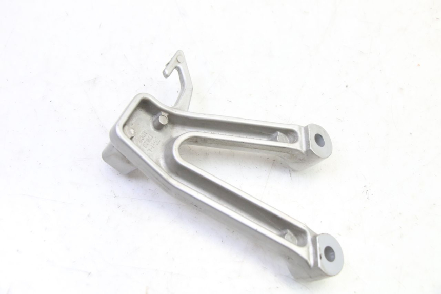 photo de SUPORTE DO DESCANSO DE PÉ TRASEIRO ESQUERDO SUZUKI SV S 650 (2003 - 2009) - Ampliação técnica