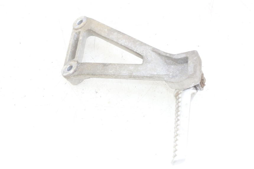 photo de SUPORTE DO DESCANSO DE PÉ TRASEIRO ESQUERDO DAELIM VJ ROADWIN FI 125 (2008 - 2017) - Detalhe da peça