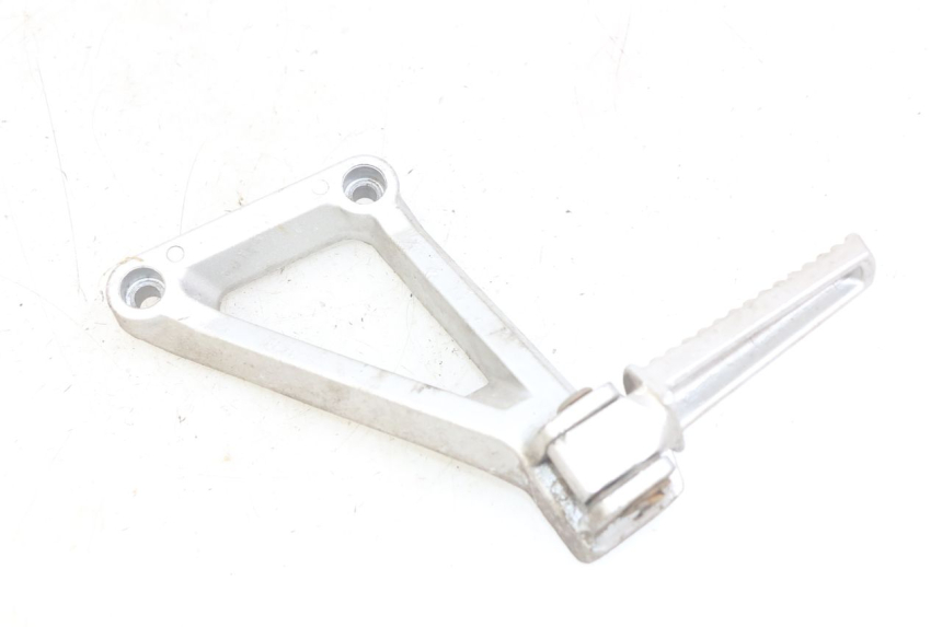 photo de SUPORTE DO DESCANSO DE PÉ TRASEIRO ESQUERDO DAELIM VJ ROADWIN FI 125 (2008 - 2017) - Outro ângulo de visão
