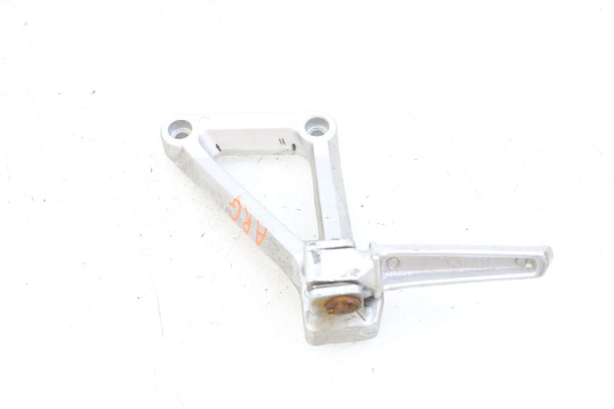 photo de SUPORTE DO DESCANSO DE PÉ TRASEIRO ESQUERDO DAELIM VJ ROADWIN FI 125 (2008 - 2017) - Outro ângulo de visão