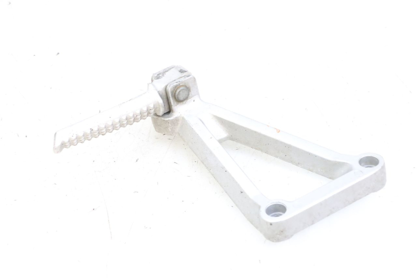 photo de SUPORTE DO DESCANSO DE PÉ TRASEIRO ESQUERDO DAELIM VJ ROADWIN FI 125 (2008 - 2017) - Ampliação técnica