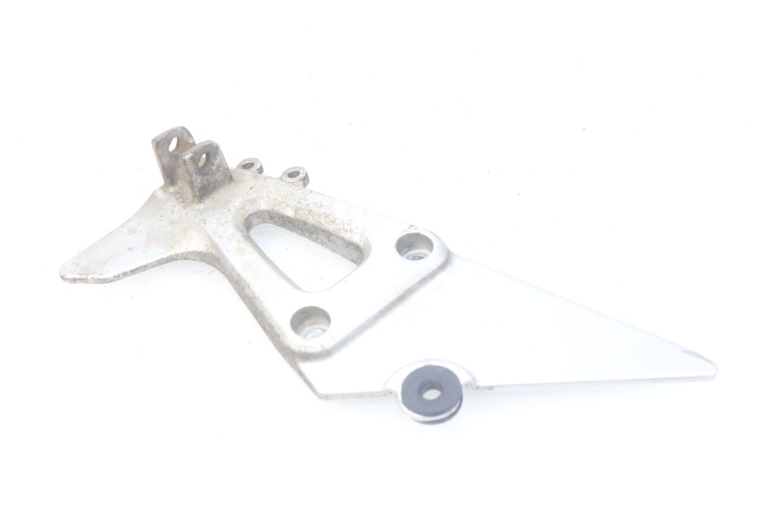 photo de SUPORTE DO DESCANSO DE PÉ TRASEIRO ESQUERDO SUZUKI XF FREEWIND 650 (1997 - 2003) - Ampliação técnica