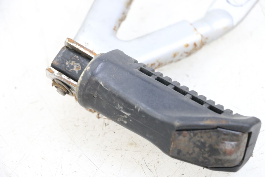 photo de SUPORTE DO DESCANSO DE PÉ TRASEIRO ESQUERDO HYOSUNG XRX 125 (2000 - 2008) - Detalhe da peça