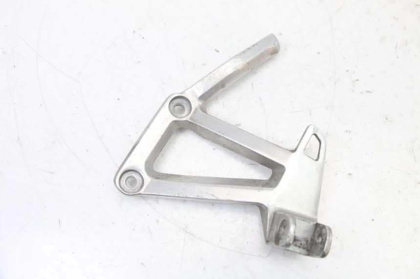 photo de SUPORTE DO DESCANSO DE PÉ TRASEIRO ESQUERDO YAMAHA FZS FAZER 600 (2001 - 2003) - Detalhe da peça