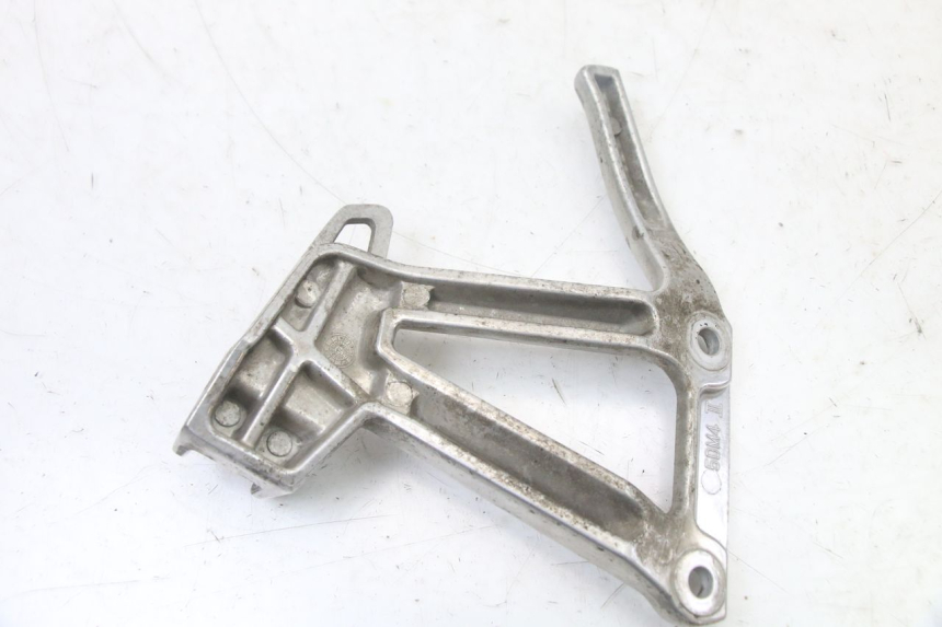 photo de SUPORTE DO DESCANSO DE PÉ TRASEIRO ESQUERDO YAMAHA FZS FAZER 600 (2001 - 2003) - Ampliação técnica