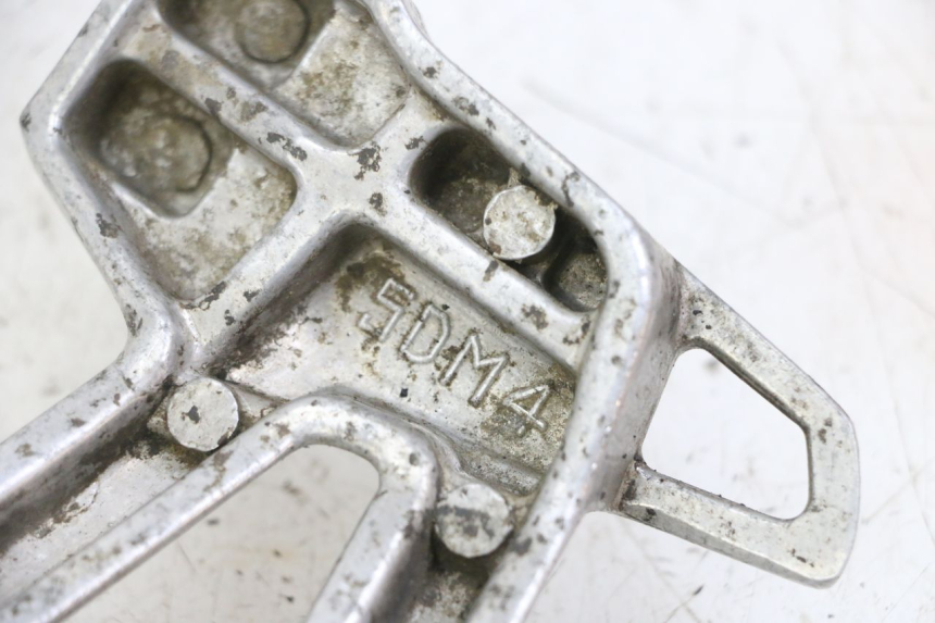 photo de SUPORTE DO DESCANSO DE PÉ TRASEIRO ESQUERDO YAMAHA FZS FAZER 600 (2001 - 2003) - Detalhe da peça