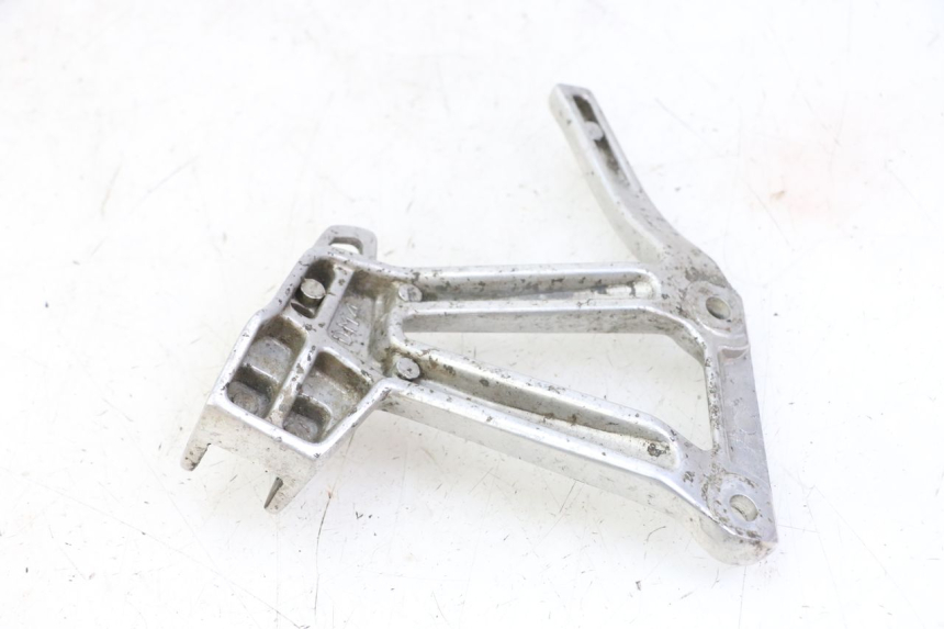 photo de SUPORTE DO DESCANSO DE PÉ TRASEIRO ESQUERDO YAMAHA FZS FAZER 600 (2001 - 2003) - Outro ângulo de visão