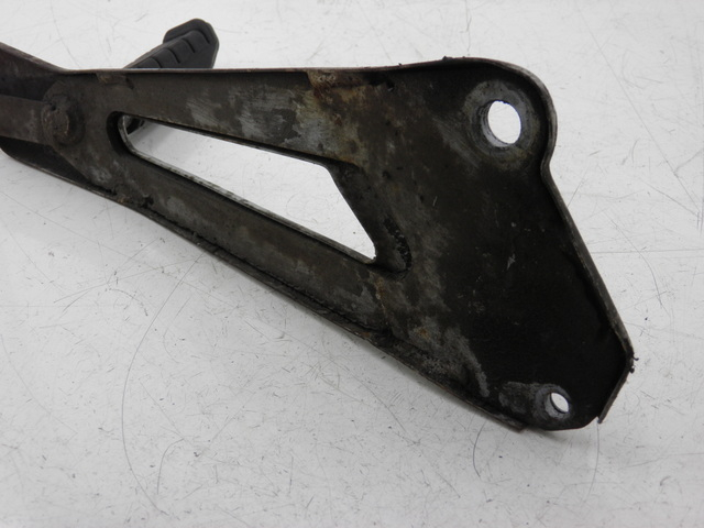 photo de SUPORTE DO DESCANSO DE PÉ TRASEIRO ESQUERDO YAMAHA YBR 125 (2004 - 2006) - Outro ângulo de visão