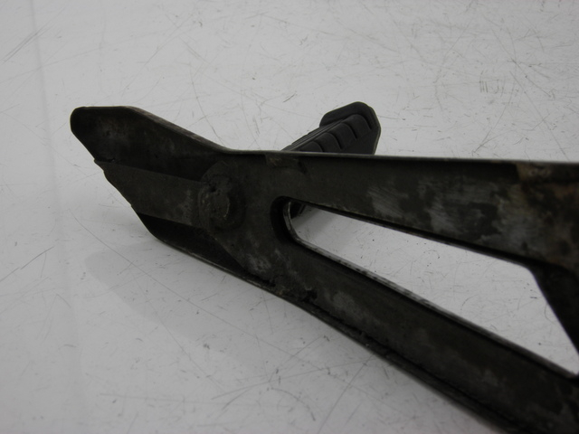 photo de SUPORTE DO DESCANSO DE PÉ TRASEIRO ESQUERDO YAMAHA YBR 125 (2004 - 2006) - Ampliação técnica