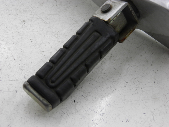 photo de SUPORTE DO DESCANSO DE PÉ TRASEIRO ESQUERDO YAMAHA YBR CUSTOM 125 (2008 - 2010) - Detalhe da peça