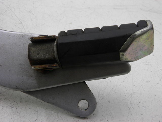 photo de SUPORTE DO DESCANSO DE PÉ TRASEIRO ESQUERDO YAMAHA YBR CUSTOM 125 (2008 - 2010) - Outro ângulo de visão