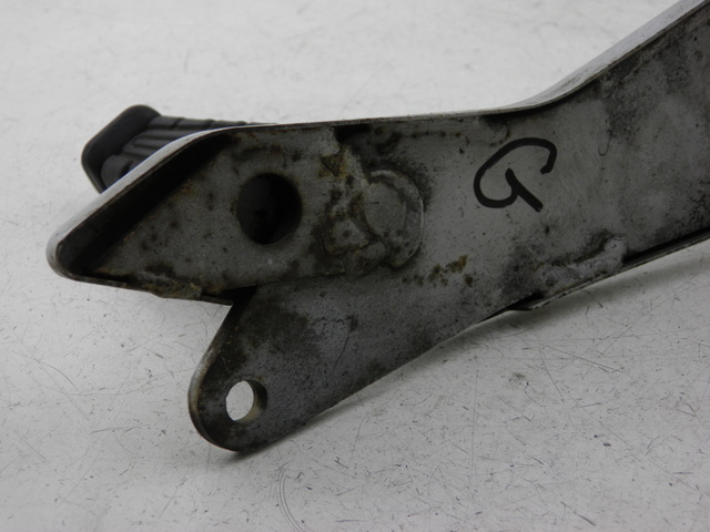 photo de SUPORTE DO DESCANSO DE PÉ TRASEIRO ESQUERDO YAMAHA YBR CUSTOM 125 (2008 - 2010) - Ampliação técnica