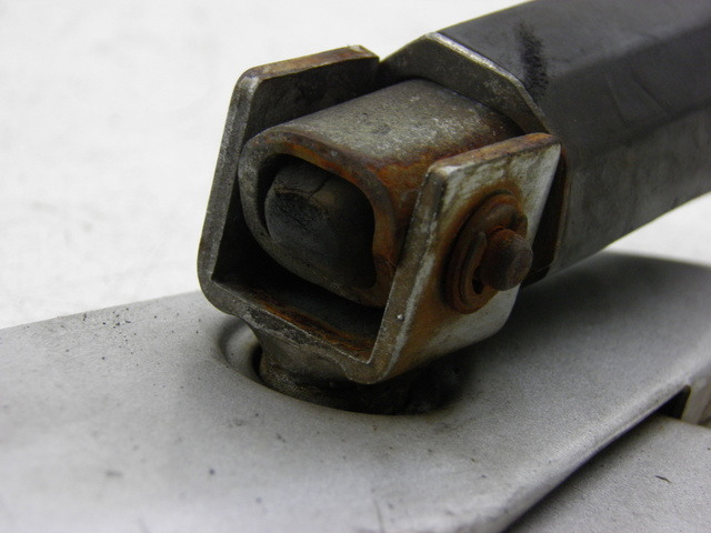 photo de SUPORTE DO DESCANSO DE PÉ TRASEIRO ESQUERDO YAMAHA YBR CUSTOM 125 (2008 - 2010) - Peça verificada