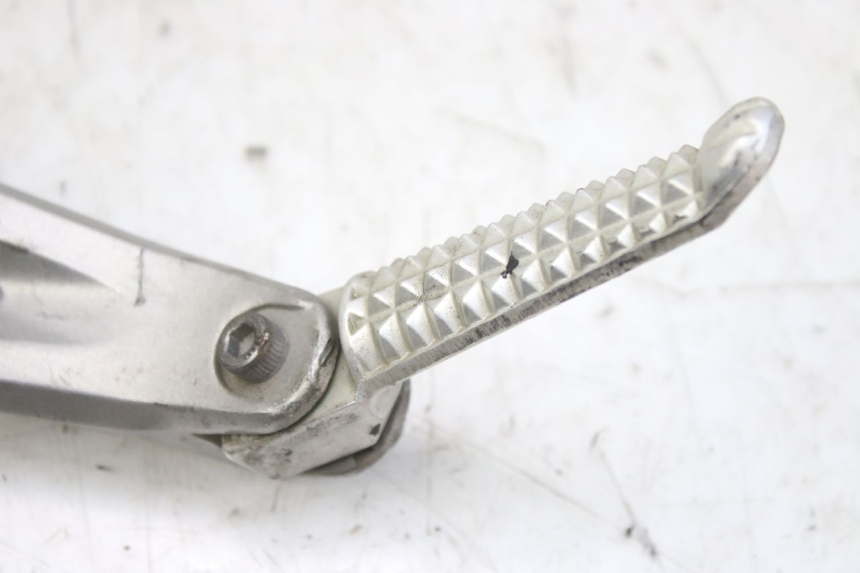 photo de SUPORTE DO DESCANSO DE PÉ TRASEIRO ESQUERDO YAMAHA YZF R1 1000 (2007 - 2008) - Detalhe da peça