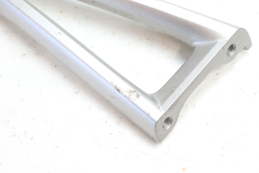 photo de PLACA DO DESCANSO DE PÉ TRASEIRO ESQUERDO YAMAHA YZF R6 600 (2008 - 2009) - Zoom do estado de desgaste