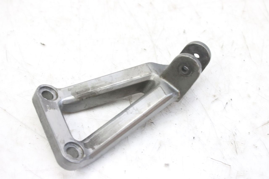 photo de SUPORTE DO DESCANSO DE PÉ TRASEIRO ESQUERDO KAWASAKI ZX-6R ZX6R 600 (1995 - 1997) - Outro ângulo de visão