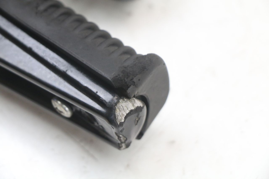 photo de SUPORTE DO DESCANSO DE PÉ DIANTEIRO DIREITO ARCHIVE CAFE RACER 4T 50 (2019 - 2024) - Vista geral