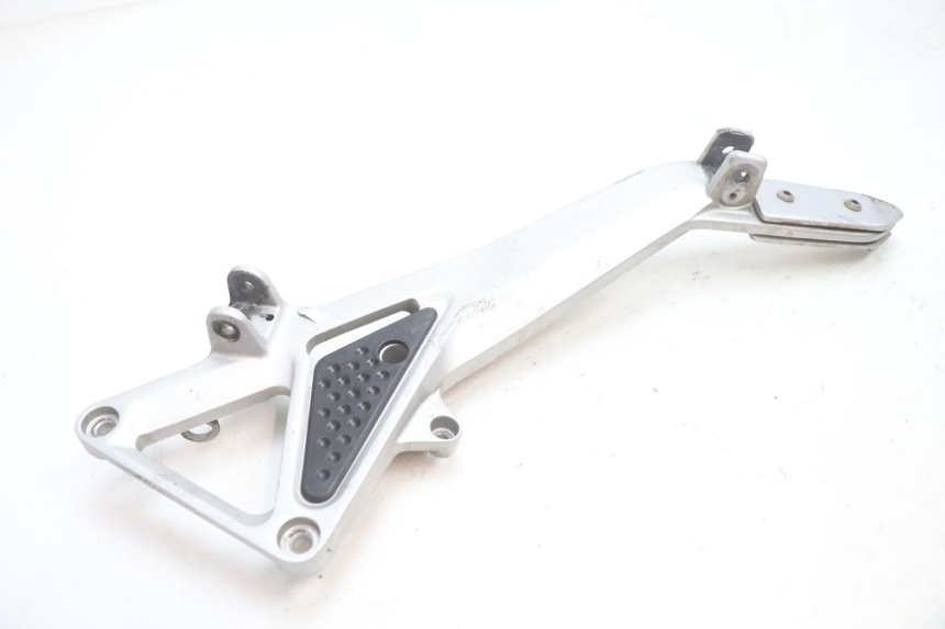 photo de PLACA DO DESCANSO DO PÉ DIANTEIRO DIREITO HONDA CB F HORNET 600 (2005 - 2006) - Outro ângulo de visão