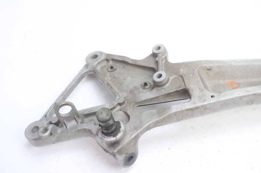 photo de PLACA DO DESCANSO DO PÉ DIANTEIRO DIREITO HONDA CB F HORNET 600 (2005 - 2006) - Vista geral