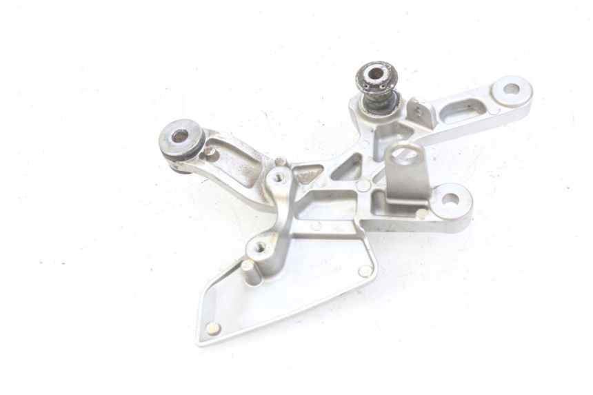 photo de SUPORTE DO DESCANSO DE PÉ DIANTEIRO DIREITO HONDA CB R 1000 (2018 - 2023) - Detalhe da peça