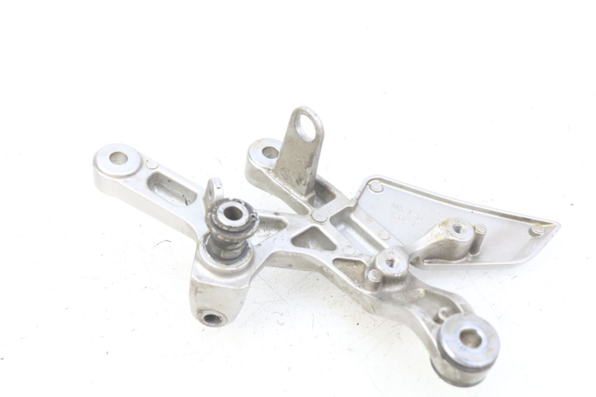 photo de SUPORTE DO DESCANSO DE PÉ DIANTEIRO DIREITO HONDA CB R 1000 (2018 - 2023) - Zoom do estado de desgaste