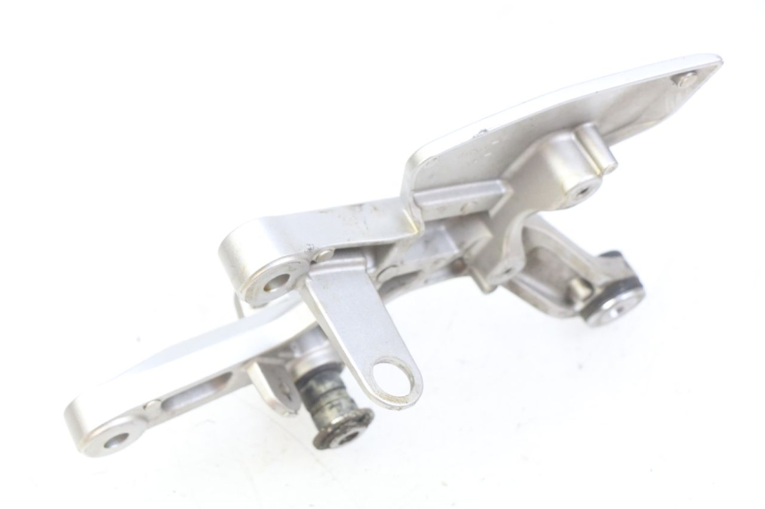 photo de SUPORTE DO DESCANSO DE PÉ DIANTEIRO DIREITO HONDA CB R 1000 (2018 - 2023) - Outro ângulo de visão