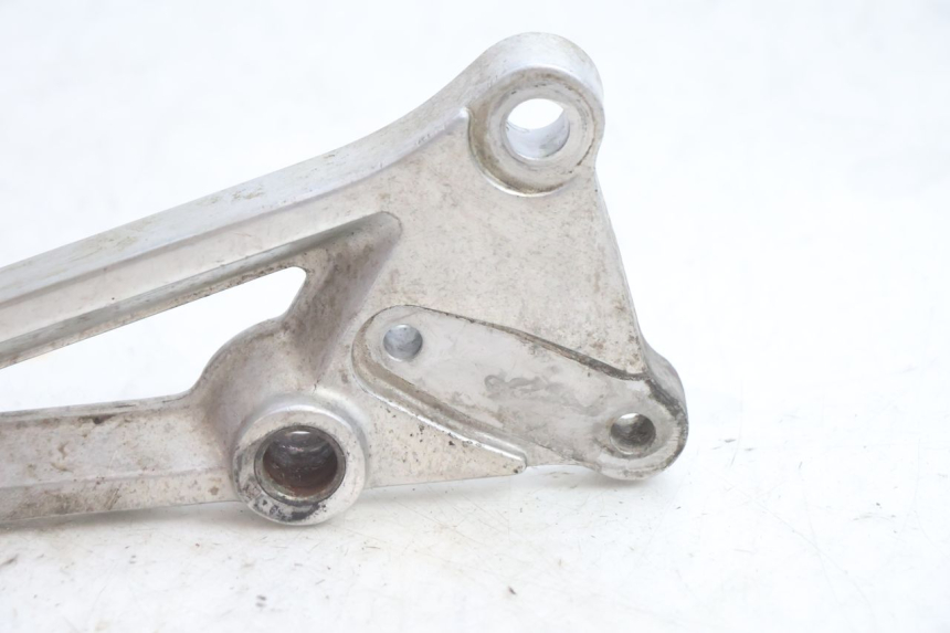 photo de PLACA DO DESCANSO DO PÉ DIANTEIRO DIREITO HONDA CB TWO FIFTY 250 (1991 - 2002) - Zoom do estado de desgaste