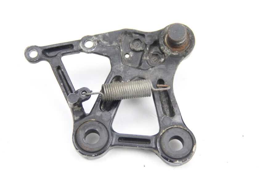 photo de SUPORTE DO DESCANSO DE PÉ DIANTEIRO DIREITO HONDA CBR F SC21 1000 (1986 - 1992) - Outro ângulo de visão